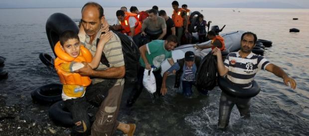 Imigranți norocoși ajunși la țărm (foto:Reuters) Imigranți norocoși ajunși la țărm (foto:Reuters)