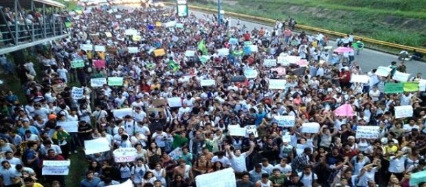 Mais de 5 mil pessoas protestam em Salvador Mais de 5 mil pessoas protestam em Salvador