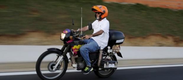 Motocicleta con agua hace 500km con 1litro Motocicleta con agua hace 500km con 1litro