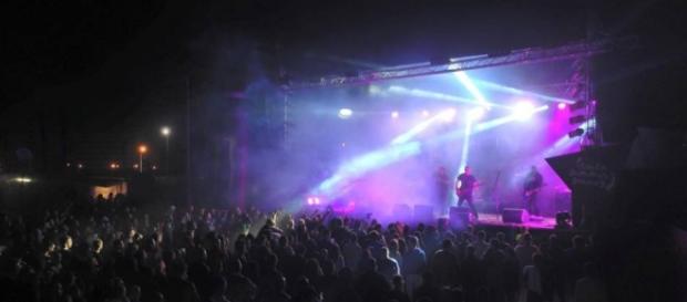 Tara Perdida em palco. Foto: Santa Summer Sounds Tara Perdida em palco. Foto: Santa Summer Sounds