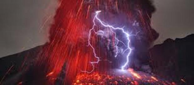 Una vecchia ed imponente eruzione del Sakurajima Una vecchia ed imponente eruzione del Sakurajima