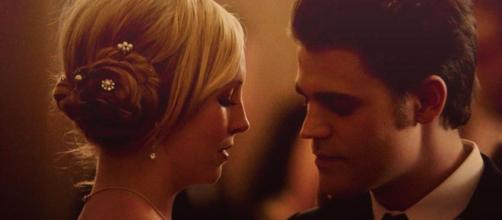 Stefan Salvatore y Caroline en The Vampire Diaries