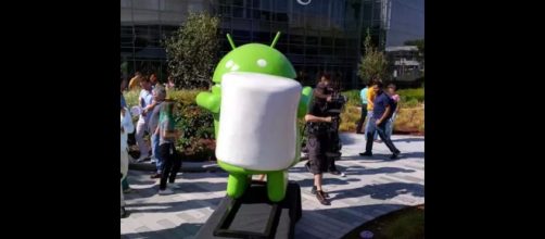 La statua del robot di Android M