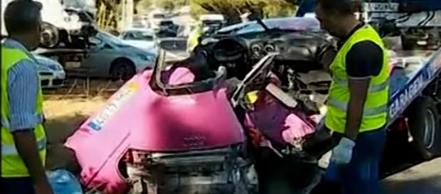 Automóvel onde seguiam os jovens ficou destruído Automóvel onde seguiam os jovens ficou destruído