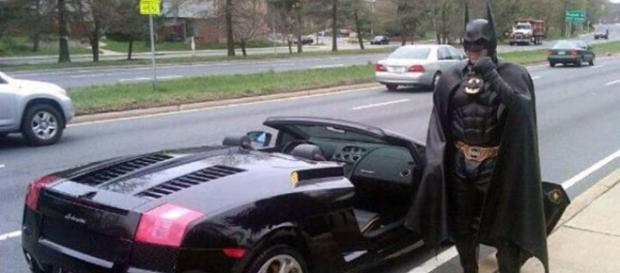 Batman posa con su Bati-Laborghini Batman posa con su Bati-Laborghini