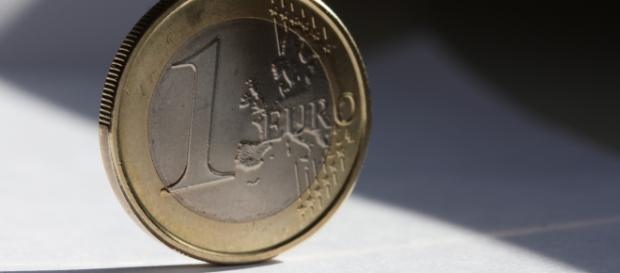 Em Portugal o salário mínimo é de 505 euros. Em Portugal o salário mínimo é de 505 euros.