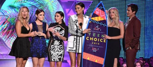 'Pretty Little Liars' levou 6 prêmios na noite 'Pretty Little Liars' levou 6 prêmios na noite