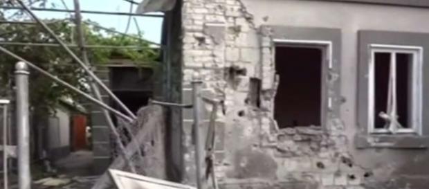 Casă bombardată în estul Ucrainei Casă bombardată în estul Ucrainei