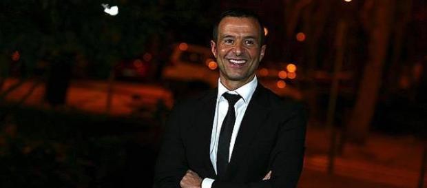 Jorge Mendes gere milhões em jogadores. Jorge Mendes gere milhões em jogadores.