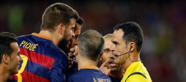 La acción que provocó la expulsión de Piqué La acción que provocó la expulsión de Piqué
