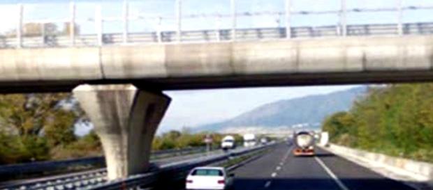 Podul din zona Lecce. Sursa: actualitatea.it Podul din zona Lecce. Sursa: actualitatea.it