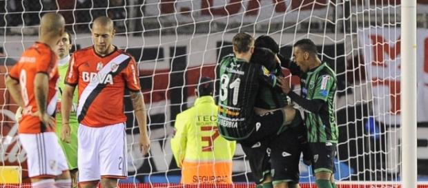 Pumpido festejando el gol con sus compañeros Pumpido festejando el gol con sus compañeros