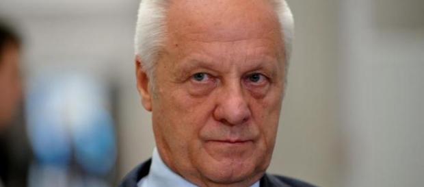 Stefan Niesiołowski przestrzega przed PiS-em. Stefan Niesiołowski przestrzega przed PiS-em.