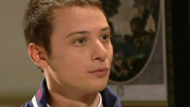 Un posto al sole: Sandro viene aggredito