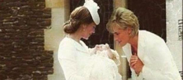 A imagem sugere que Diana está a acarinhar a neta A imagem sugere que Diana está a acarinhar a neta