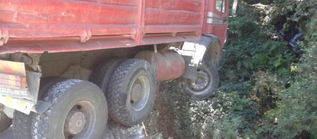 Camião fica suspenso em ponte. Camião fica suspenso em ponte.