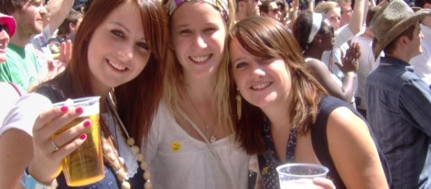 Chicas bebiendo alcohol en una fiesta Chicas bebiendo alcohol en una fiesta