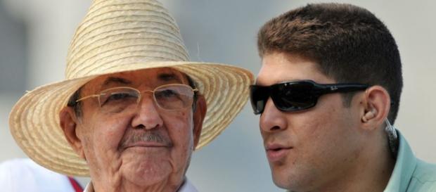 El joven vástago pide y abuelo concede. El joven vástago pide y abuelo concede.