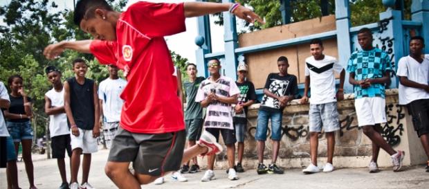 Jovens de Periferia dançam o "passinho" do Funk Jovens de Periferia dançam o "passinho" do Funk