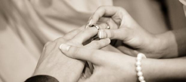 La edad a la que se contrae matrimonio aumenta. La edad a la que se contrae matrimonio aumenta.