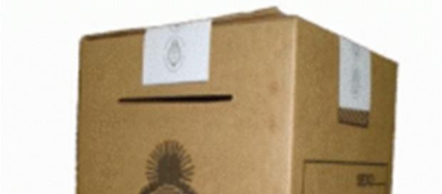 La urna espera la decisión de los votantes La urna espera la decisión de los votantes