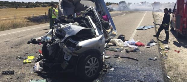O carro ficou completamente destruído. O carro ficou completamente destruído.