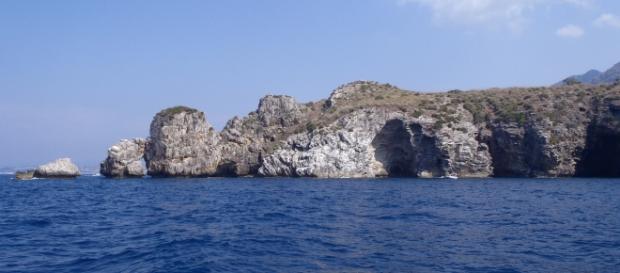 Pointe d'une des nombreuses îles, vu de la mer Pointe d'une des nombreuses îles, vu de la mer