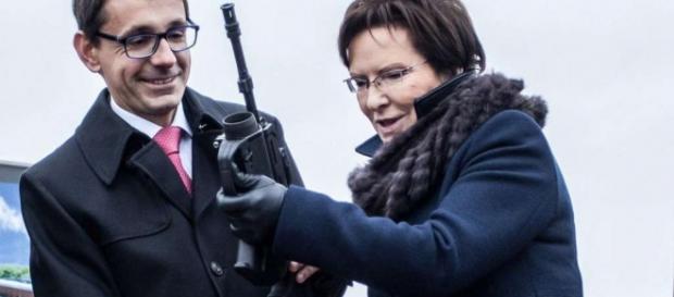 Premier rządu, Ewa Kopacz z karabinem. Premier rządu, Ewa Kopacz z karabinem.