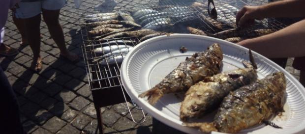Sardinhas assadas oferecidas em Peniche Sardinhas assadas oferecidas em Peniche