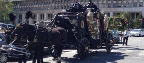 La carrozza funeraria trainata da 6 cavalli