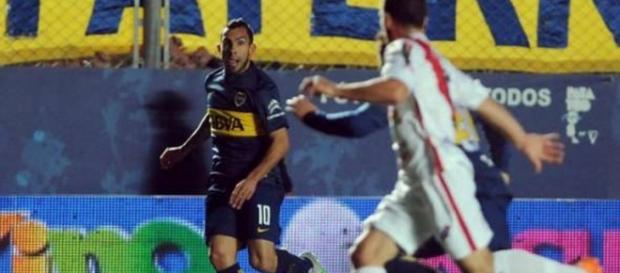Carlos Tevez organizando el ataque de su equipo Carlos Tevez organizando el ataque de su equipo