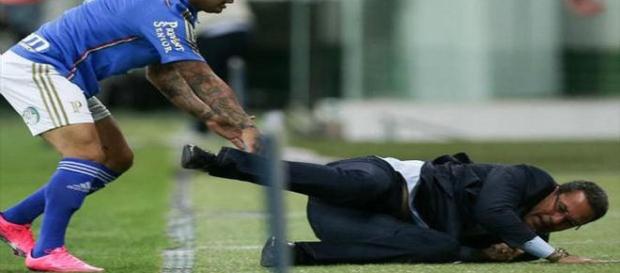 Luxemburgo foi ao solo na derrota do Cruzeiro Luxemburgo foi ao solo na derrota do Cruzeiro