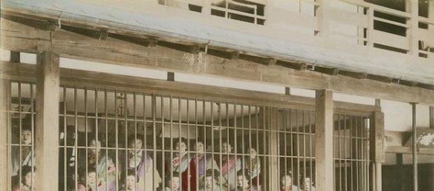 Prostituate din Japonia ținute în cuști Prostituate din Japonia ținute în cuști