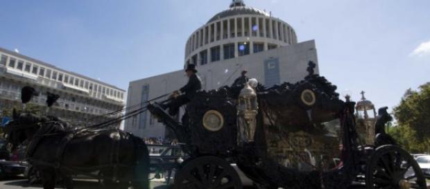 Roma sfregiata dal funerale sfarzoso di Casamonica Roma sfregiata dal funerale sfarzoso di Casamonica