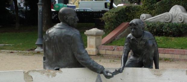 Viejo con niño sosteniendo un barquito Viejo con niño sosteniendo un barquito
