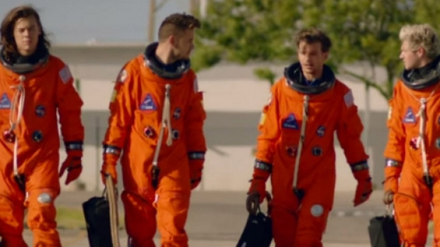 Gli One Direction svelano il video di Drag Me Down