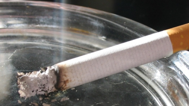 Una tipica sigaretta poggiata su un posacenere