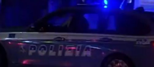 Polizia impegnata in un controllo notturno