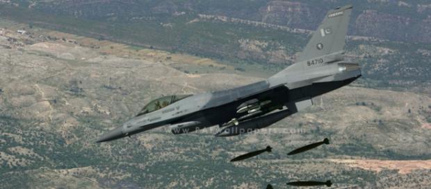 F-16 într-o misiune de atac aerian F-16 într-o misiune de atac aerian
