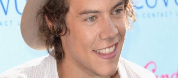 Harry Styles caiu no palco outra vez Harry Styles caiu no palco outra vez