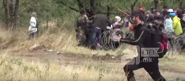 Imigranții au rupt cordoanele de securitate Imigranții au rupt cordoanele de securitate