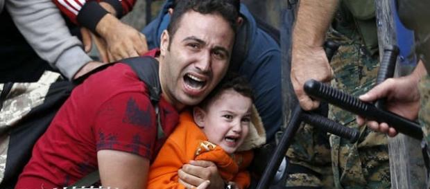 Imigrant la graniţa din Macedonia-(Captură ecran) Imigrant la graniţa din Macedonia-(Captură ecran)
