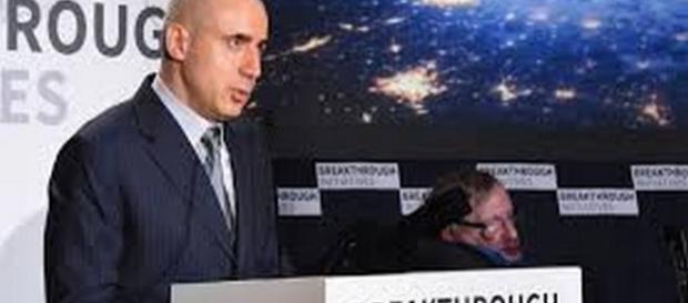 Milner e Stephen Hawking presentano Breakthrough. Milner e Stephen Hawking presentano Breakthrough.
