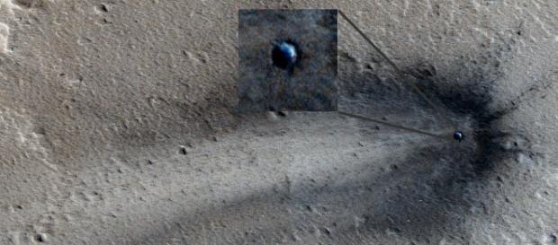 Oggetto precipitato nella pianura Elysium di Marte Oggetto precipitato nella pianura Elysium di Marte