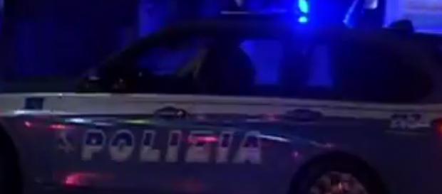 Polizia impegnata in un controllo notturno Polizia impegnata in un controllo notturno