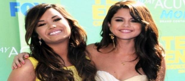 Selena Gomez e Demi Lovato retomam amizade Selena Gomez e Demi Lovato retomam amizade