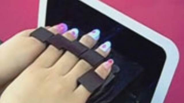 Unghie colorate in pochi secondi con la stampante