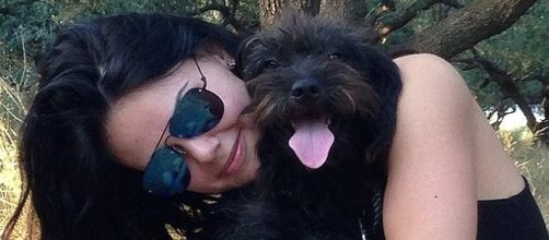 Georgia Bradley con il suo cane randagio Pepe
