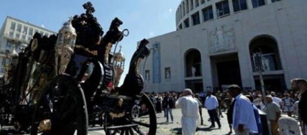 La carrozza davanti alla chiesa di Don Bosco La carrozza davanti alla chiesa di Don Bosco