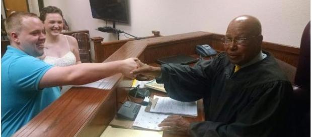 Nozze coattive per una coppia di giovani americani Nozze coattive per una coppia di giovani americani